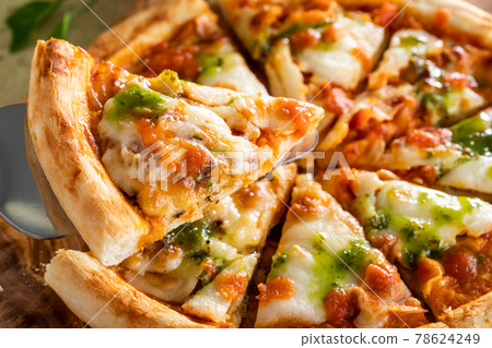 Fresh mozzarella pizza margherita Fresh mozzarella pizza margherita 78624249