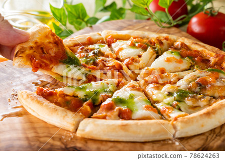 Fresh mozzarella pizza margherita 78624263