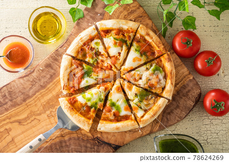 Fresh mozzarella pizza margherita Fresh mozzarella pizza margherita 78624269