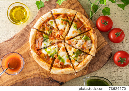 Fresh mozzarella pizza margherita 78624270