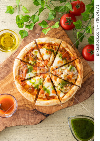 Fresh mozzarella pizza margherita 78624271