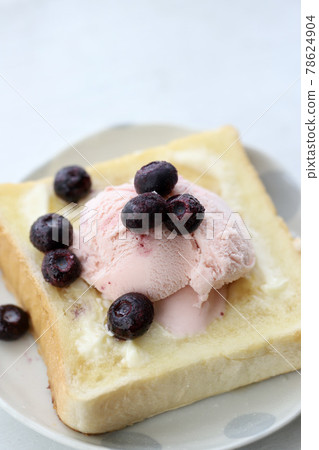 Sweet toast with large blueberries and strawberry ice cream 78624904