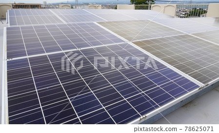 帶太陽能電池板的風景<01>（安裝在屋頂的太陽能電池板） 78625071