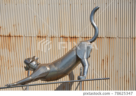 Stretching cat (stainless cat) -Scenery inside the ironworks Stretching cat (stainless cat) -Scenery inside the ironworks 78625347