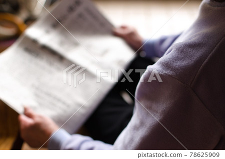 高級女人讀報紙 高級女人讀報紙 78625909