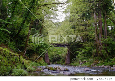 山間小溪上的石橋 78626746