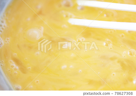 用筷子攪拌生雞蛋 78627308