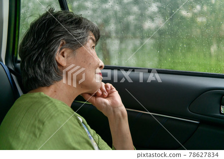 高級女人車雨 高級女人車雨 78627834