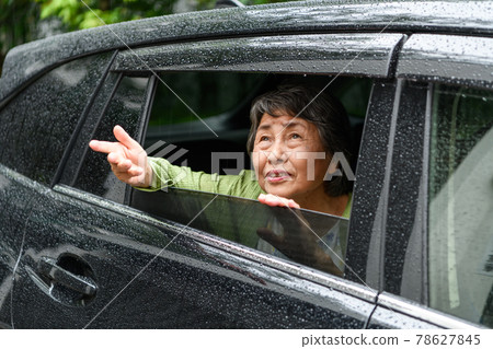 高級女人車雨 78627845