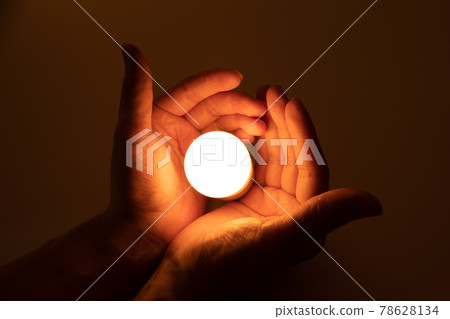 Light bulb and hand image Light bulb and hand image 78628134