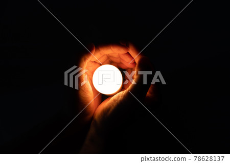 Light bulb and hand image Light bulb and hand image 78628137