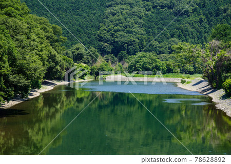 夏季里山河和郁鬱蔥蔥的綠色景觀山綠色反映在河面上蕩漾的水面 78628892