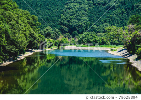 夏季里山河和郁鬱蔥蔥的綠色景觀，山綠倒映在河面上，水面蕩漾，生動 78628894