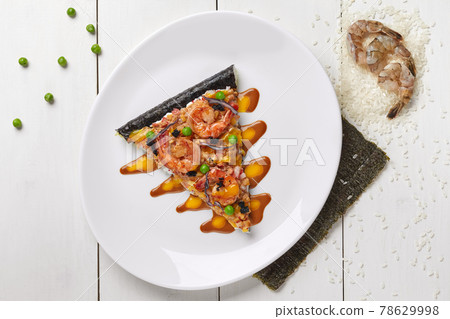 Slice of sushi pizza with fried shrimps and black tobiko 78629998