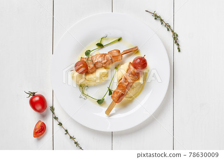 Baked salmon skewers with tomatoes and mashed potatoes Baked salmon skewers with tomatoes and mashed potatoes 78630009