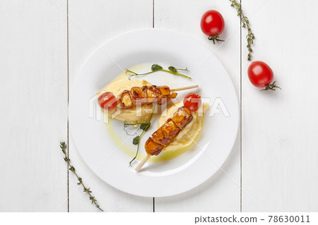 Chicken skewers with bacon and tomatoes with mashed potatoes 78630011