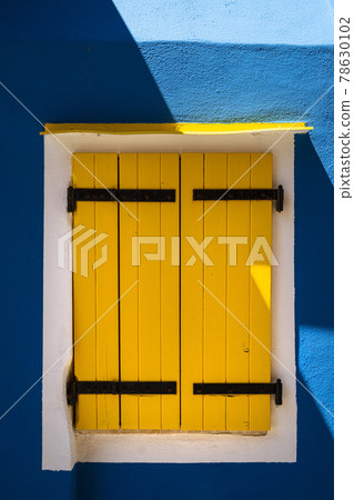 a yellow window 78630102