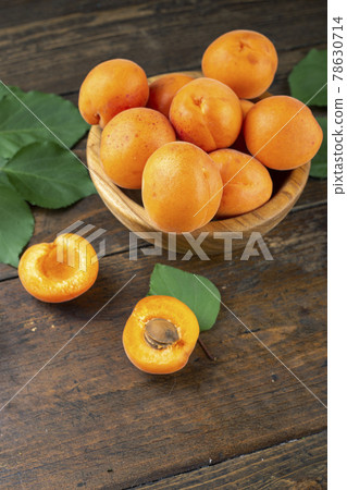 Delicious ripe apricots in a wooden bowl 78630714
