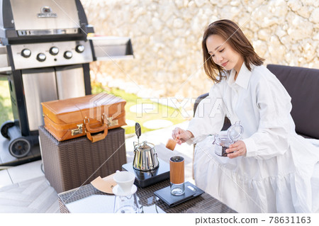 Worcation business woman coffee break hand drip 78631163