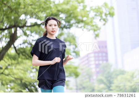 Woman running Woman running 78631261