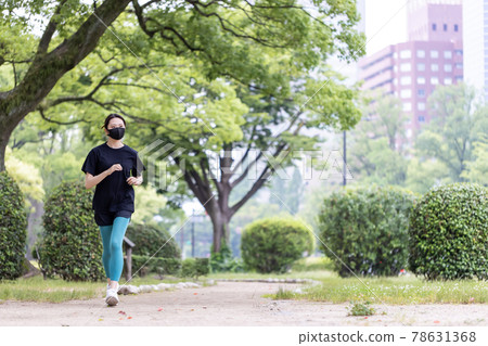 Woman running with a mask 78631368