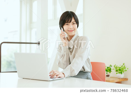Business woman using a smartphone in the office Business woman using a smartphone in the office 78632468