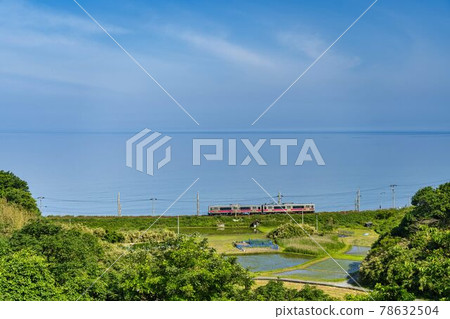 A train that runs along the Sea of Japan in early summer, Yuza Town, Yamagata Prefecture A train that runs along the Sea of Japan in early summer, Yuza Town, Yamagata Prefecture 78632504