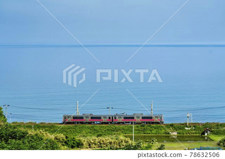初夏沿日本海行駛的電車，山形縣遊座町 78632506