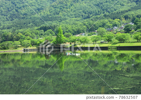Fresh green reflected in Hiranozawa Pond 78632507