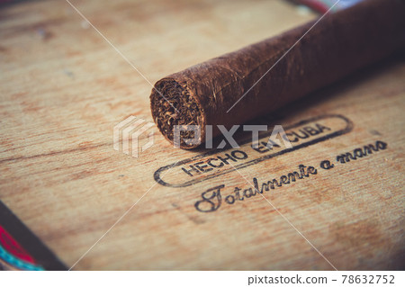 Cuban cigar on vintage wooden box 78632752