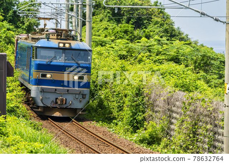 A freight train that runs along the Sea of Japan in early summer, Nikaho City, Akita Prefecture 78632764