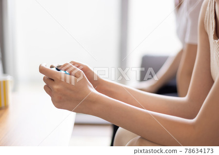 一個女人在家玩遊戲 78634173