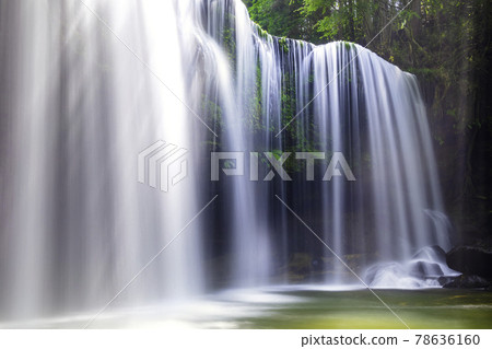 被美麗的水幕撫慰的鍋垣(熊本縣小國町) 被美麗的水幕撫慰的鍋垣(熊本縣小國町) 78636160