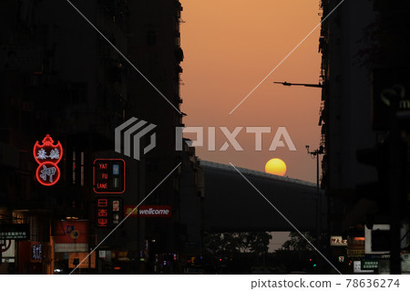 22 april 2021 the sunset at street through Midtown Shek Tong Tsui, hk 22 april 2021 the sunset at street through Midtown Shek Tong Tsui, hk 78636274
