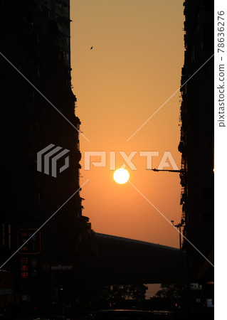 22 april 2021 the sunset at street through Midtown Shek Tong Tsui, hk 22 april 2021 the sunset at street through Midtown Shek Tong Tsui, hk 78636276