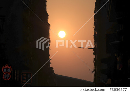22 april 2021 the sunset at street through Midtown Shek Tong Tsui, hk 22 april 2021 the sunset at street through Midtown Shek Tong Tsui, hk 78636277