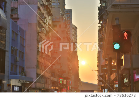 22 april 2021 the sunset at street through Midtown Shek Tong Tsui, hk 22 april 2021 the sunset at street through Midtown Shek Tong Tsui, hk 78636278