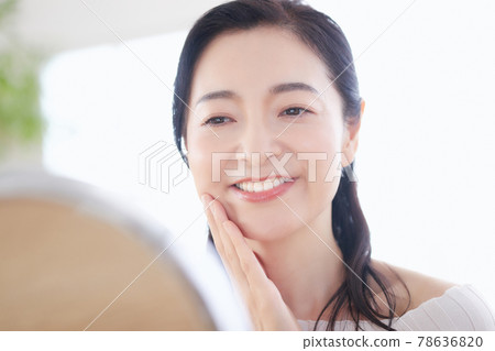 中年女人在做皮膚護理 中年女人在做皮膚護理 78636820