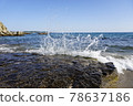 waves hitting rocks with clear blue water 78637186