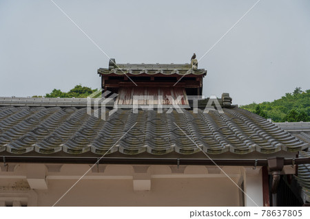 Japanese roof tiles, misaligned roof tiles, causes of rain leaks 78637805