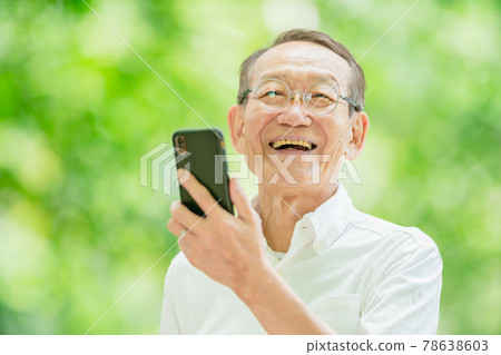 Senior man with a smartphone Fresh green 78638603