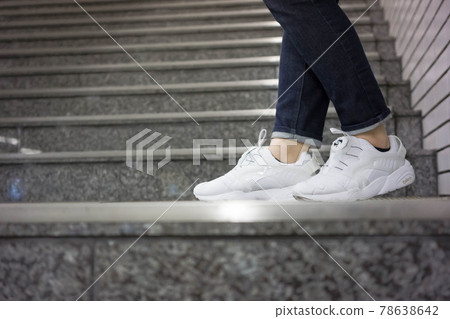 Women's feet 78638642