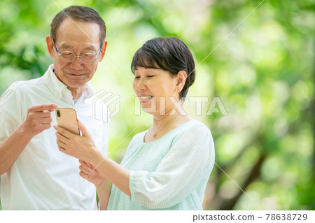 資深加上智能手機新鮮的綠色 78638729