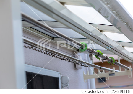 Exterior clothesline 78639116