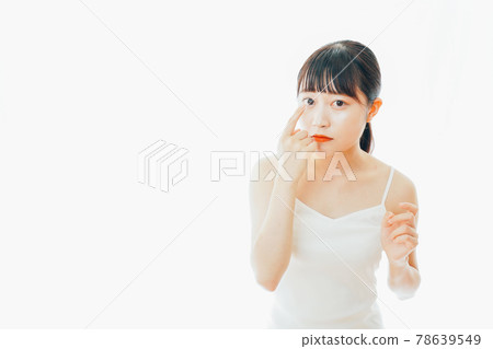 A young woman wearing a contact lens 78639549