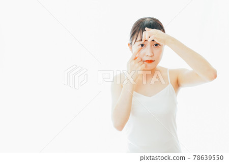A young woman wearing a contact lens 78639550
