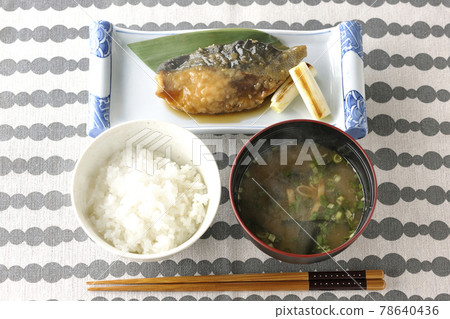 鰤魚的照燒套餐。在餐墊上鳥瞰熱米飯、味噌湯和照燒鰤魚 鰤魚的照燒套餐。在餐墊上鳥瞰熱米飯、味噌湯和照燒鰤魚 78640436