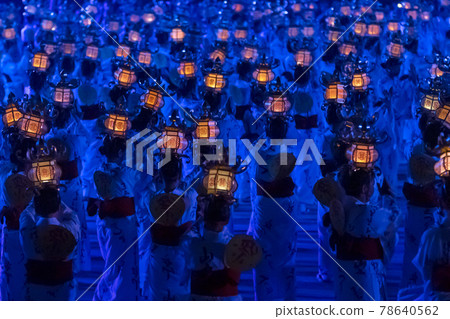 A thousand lanterns dancing in the dark 78640562
