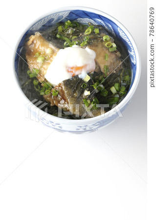 A bird's-eye view of a hot yellowtail teriyaki rice bowl topped with hot balls and plenty of small onions on a white background 78640769