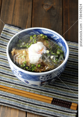 Eat a hot yellowtail teriyaki rice bowl topped with hot balls and plenty of small onions Eat a hot yellowtail teriyaki rice bowl topped with hot balls and plenty of small onions 78640924